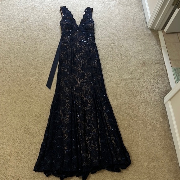 ALL OVER SEQUIN LACE DRESS WITH OPEN BACK
NIGHTWAY NW size US 4 Color Navy - Picture 3 of 4